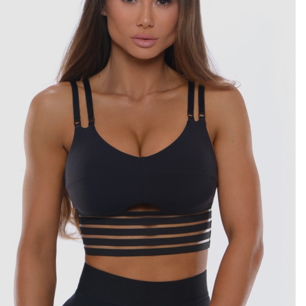 Bombshell reward sports top in black